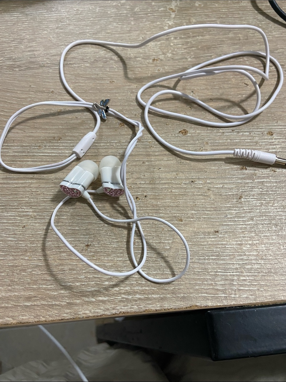 Vintage White In-Ear Wired Earbuds with Pink Heart Crystal Accents